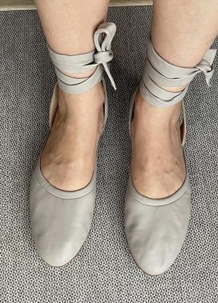 Clarks балетки на завязках кожаные