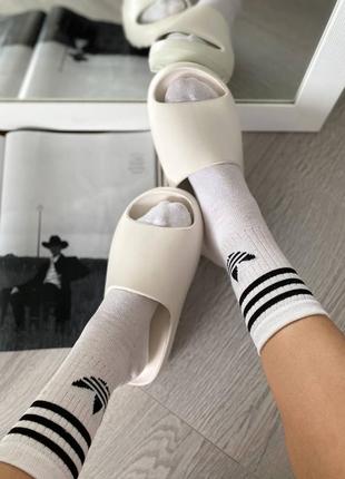 Жіночі білі літні гумові тапочки adidas yeezy slide🆕 тапочки адидас изи7 фото