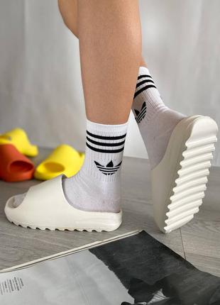 Жіночі білі літні гумові тапочки adidas yeezy slide🆕 тапочки адидас изи3 фото