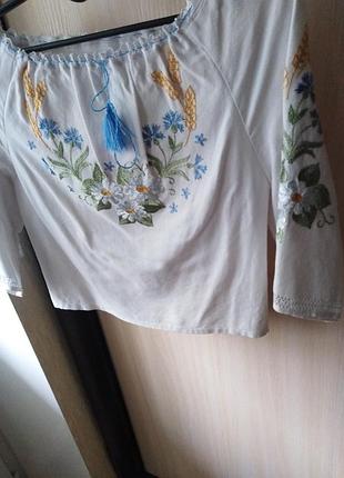 Жіночий костюм вишиванка.