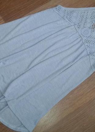 Маєчка з мереживним декольте