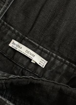 Чорний джинсовий комбінезон bershka з рватостями10 фото