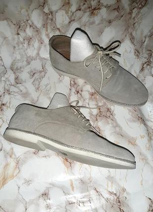 Сірі туфлі із замші на шнурочках на низькому ходу2 фото