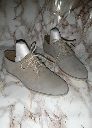 Сірі туфлі із замші на шнурочках на низькому ходу