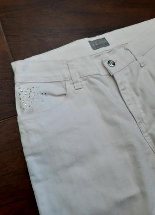 Дизайнерские джинсы укороченного кроя со стразами на карманах per una7 фото