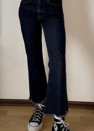 Вкорочені сині розкльошені жіночі джинси