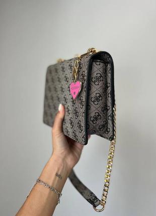 Розкішна брендова сумка в стилі guess з ланцюжком і сердечком сумка з золотим ланцюжком з червоною підкладкою всередині3 фото