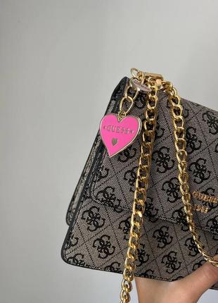 Розкішна брендова сумка в стилі guess з ланцюжком і сердечком сумка з золотим ланцюжком з червоною підкладкою всередині4 фото