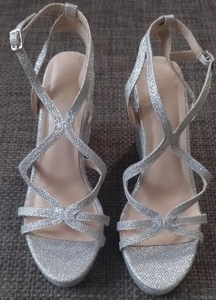 Оригінальні босоніжки le chateau