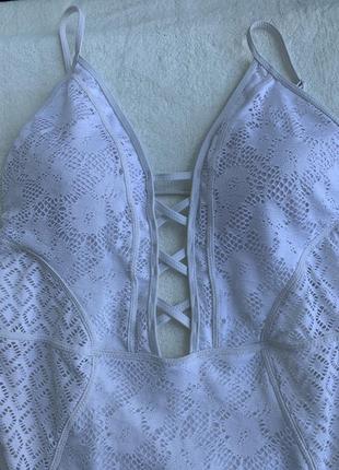 Красивый белый купальник