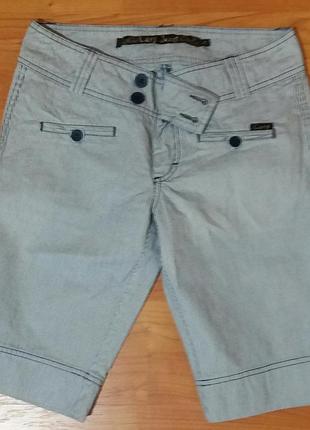 Актуальные джинсовые шорты (капри)в тоненькую полоску