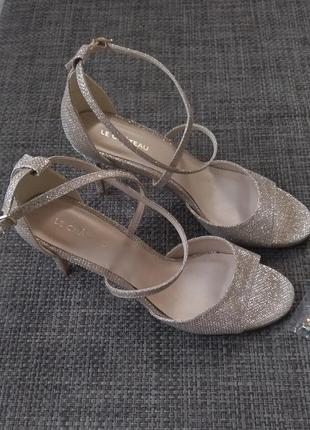 Оригінальні босоніжки le chateau .