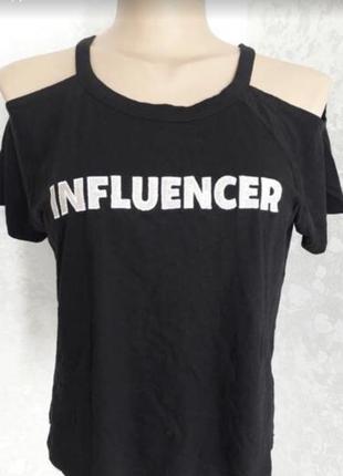 Футболка с открытыми плечами