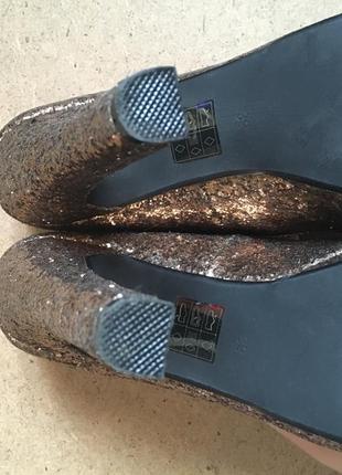Золотистые туфли на высоком каблуке2 фото