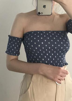 Топ резинка на плече в белый горох