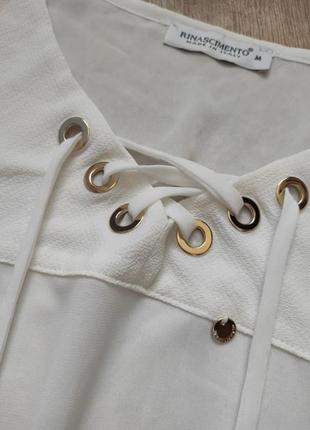 Белая свободная блуза блузка с укороченными рукавами вырезом на шнуровке3 фото