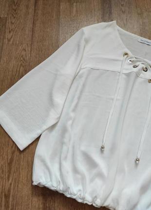 Белая свободная блуза блузка с укороченными рукавами вырезом на шнуровке2 фото