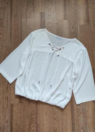 Белая свободная блуза блузка с укороченными рукавами вырезом на шнуровке