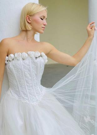 Винтажное свадебное пышное белое платье с шлейфом и корсетом5 фото