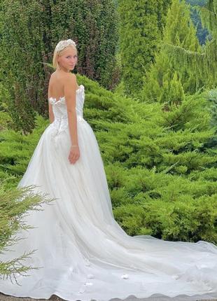 Винтажное свадебное пышное белое платье с шлейфом и корсетом1 фото