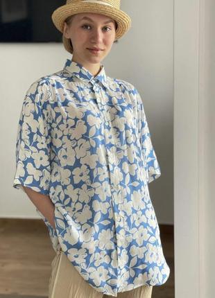 Нежная винтажная голубая блузка из вискозы с цветочным принтом8 фото