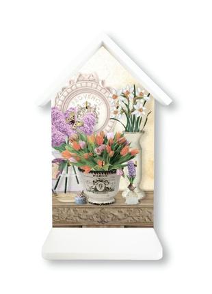 Дерев'яна яна ключниця-хатка в стилі прованс з букетом тюльпанів