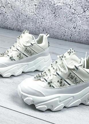 Модні жіночі кросівки, кросівки на масивній підошві, кросівки з камінням