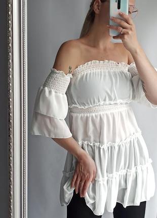 Белое ярусное платье
от prettylittlething
с рюшами и открытыми плечами