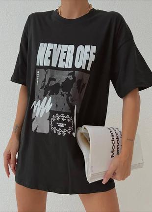 Чёрная женская коттоновая футболка oversize свободного кроя с накатом спереди