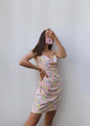 Пастельна квіткова сукня зі зборками і відкритою спинкою boohoo