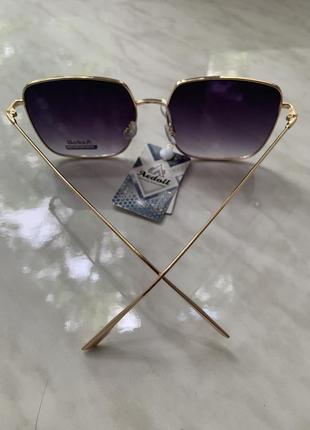 Квадратные солнцезащитные очки в золотой оправе с тонкими металлическими дужками