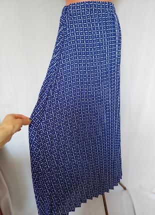 Сине-голубая юбка плиссе в мелкий белый принт next tailoring(размер 40)