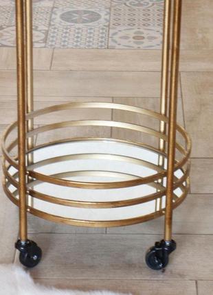 Сервировочный столик на колесах из металла золотой с зеркальной столешницей4 фото
