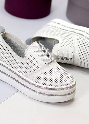 Шкіряні кросівки з камінням на платформі