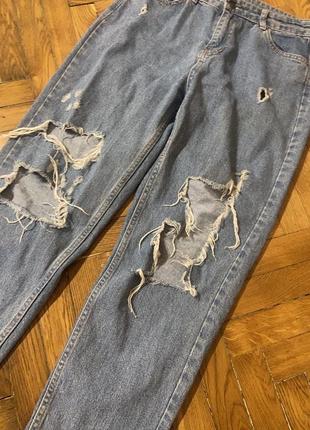 Стильные рваные джинсы мом mom2 фото