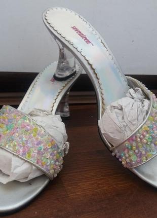 Шльопанці на середньому каблука