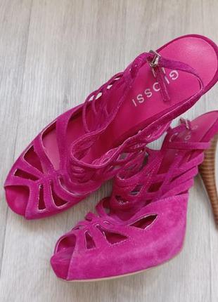 Босоножки цвета фуксия