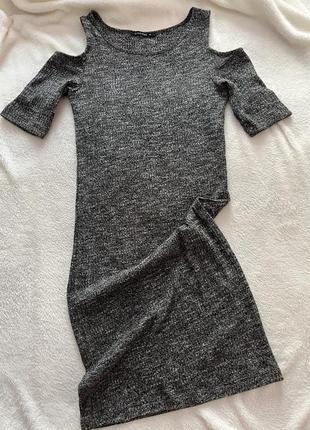 Обтягуюча сукня з відкритими плечами1 фото