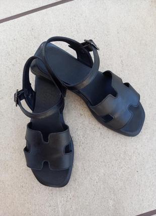 Босоніжки design italy чорні шкіряні сандалі на низькому ходу