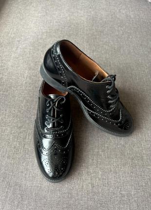 Лаковані туфлі-оксфорди, чорні туфлі urban classics . жіночі оксфорди на шнурівці, класичні туфлі