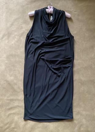Шикарное коктейльное платье без рукавов, с приоткрытой спинкой и «водопадом» из ткани2 фото