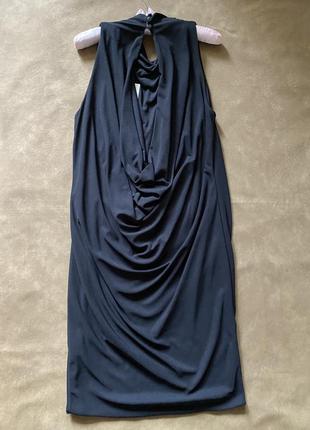 Шикарное коктейльное платье без рукавов, с приоткрытой спинкой и «водопадом» из ткани6 фото