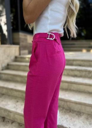 Женские классические льняные свободные брюки малинового цвета2 фото