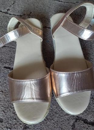 Босоніжки на платформі