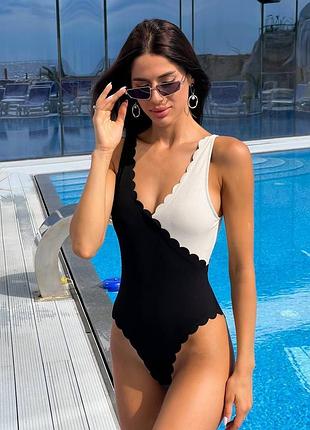 Купальник сдельный черно белый