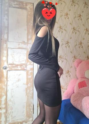 Чёрное платье с открытыми плечами