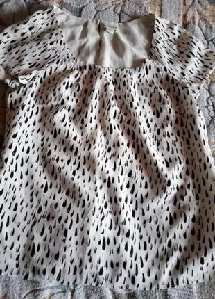 Крепдешиновая   брендовая блузка  с защипами белая с черными щапчтыми