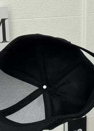 Стильная чёрная кепка с металическими элементами6 фото
