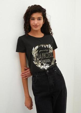 Чорна жіноча футболка lc waikiki/лз вайкікі з золотистим принтом chanceux l'amour. туреччина