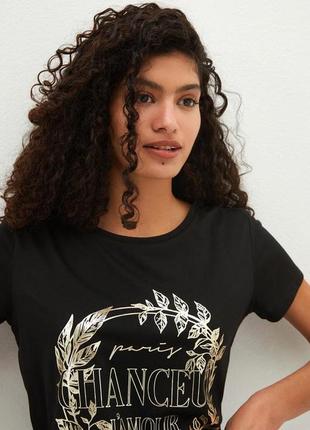 Черная женская футболка lc waikiki/лс вайкики с золотистым принтом chanceux l'amour. турция7 фото